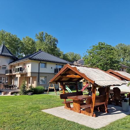 Villa Leticia Сиофок Екстериор снимка