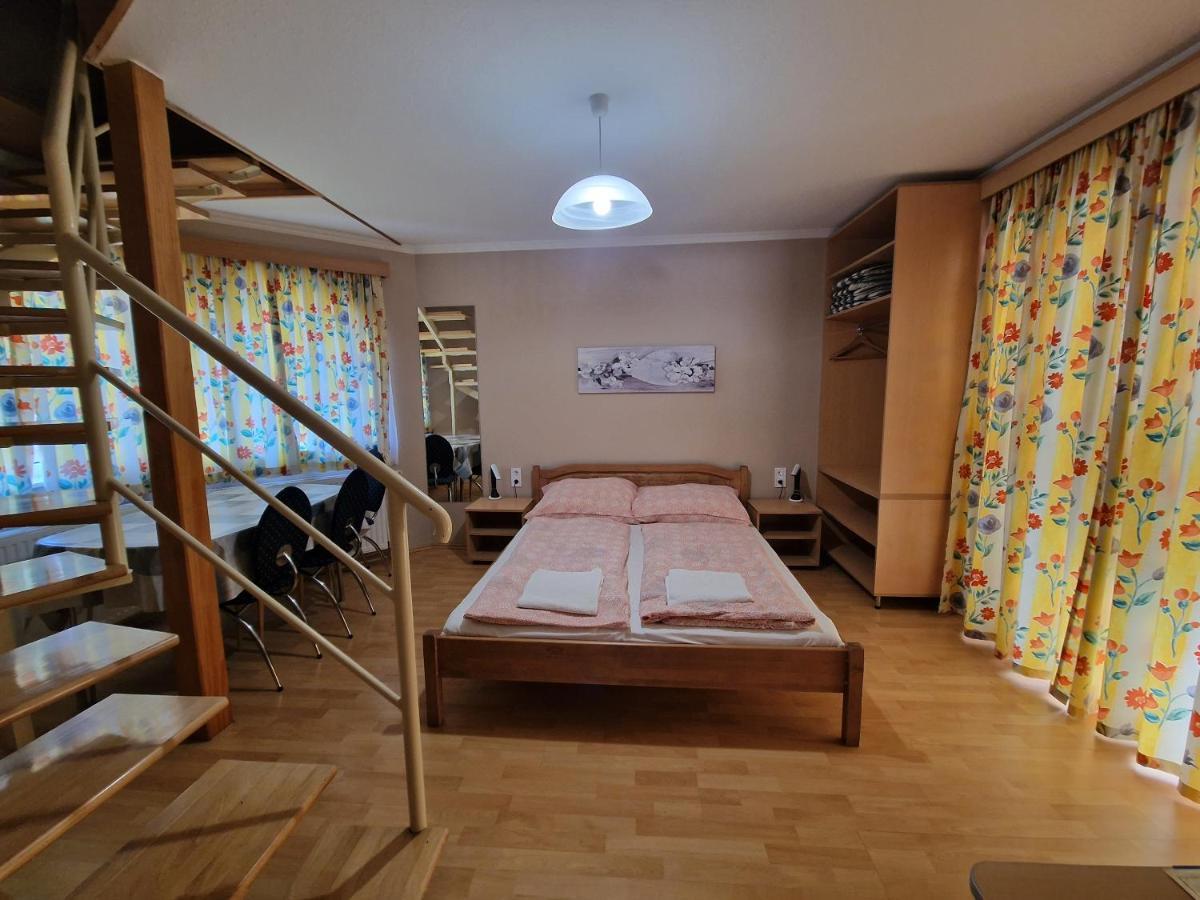 Villa Leticia Сиофок Екстериор снимка